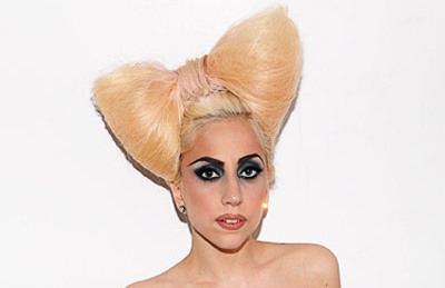 Леди Гага с бантиками из волос