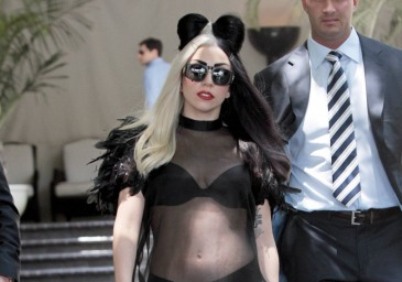 фото Леди Гага с бантиками из волос 